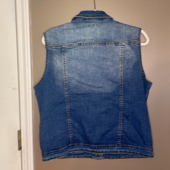 Coco + Carmen Blue Denim Sleeveless Vest - Picture 3 of 4